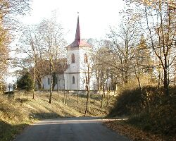  .. pak ns ekal  pohled na kostelk s hbitovem ...