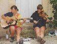 Nae dti si posledn den zkusily jak se hraje troubadourm - ulika v Sarlatu.